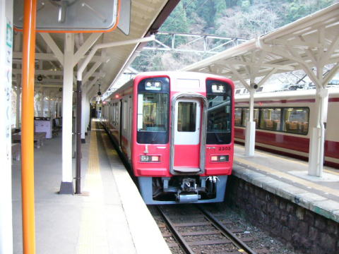 極楽橋駅に昼間１時間半停車している２３００系普通